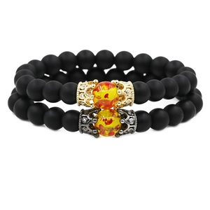 Zwei Kronen-Armbänder mit 8mm mattschwarzen Perlen und Zirkonia-besetzten Gold-Silber-Akzenten