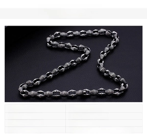 Heavy duty stainless steel chain necklace for men with 142g weight and metal texture