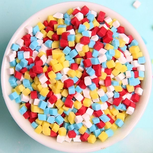 Gros plan de tranches de pâte polymère colorées en cubes pour le bricolage et le nail art