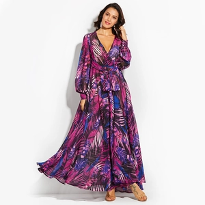 Robe maxi avec décolleté en V profond, manches lanterne et imprimé feuilles violet