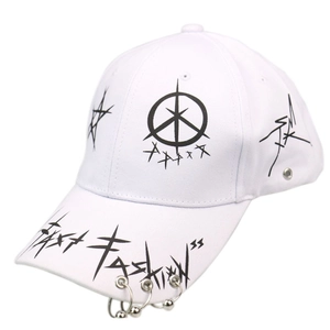 Casquette de baseball graffiti blanche avec étoiles noires et anneaux métalliques