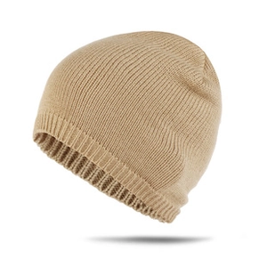 Détail du bonnet en maille kaki avec une texture côtelée premium pour la chaleur hivernale