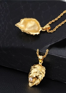 Dettaglio pendente leone dorato con diamante e retro traforato su catena a maglia funa