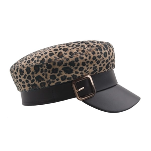 Casquette de marin léopard avec visière en similicuir noir et boucle dorée chic