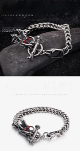 Détails macro du bracelet dragon pour homme en acier inoxydable aux yeux rouges