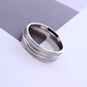 Bague pour homme en acier titane avec finition brossée et rainures polies parallèles