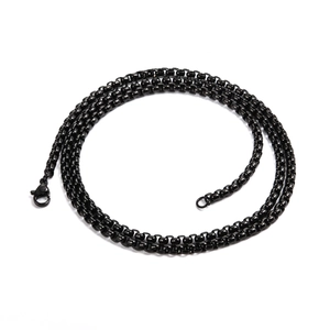 Gros plan d'un collier chaîne box en acier inoxydable 316L noir avec fermoir mousqueton