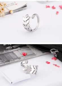 Détail de la bague feuille argentée ajustable avec strass étincelant en décor lifestyle