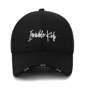 Schwarze Baseballkappe mit Invisible Kids Stickerei und Fashion Text auf dem Schirm