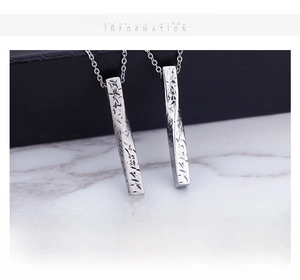 Detail d'un pendentif barre torsadee en acier inoxydable avec une texture martelee unique