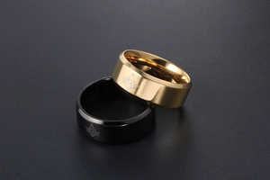 Nahaufnahme von goldenen und schwarzen Freimaurer-Ringen aus Titanstahl mit G-Symbol