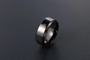 Makroaufnahme: Schwarzer Freimaurer-Ring aus Titanstahl mit poliertem G-Symbol-Detail