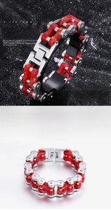 Détail macro du bracelet gourmette en acier titane pour homme avec texture marbre rouge