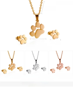 Dettaglio set collana e orecchini zampa di animale in oro, acciaio e oro rosa