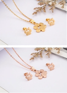Dettaglio del set collana e orecchini a zampa di animale in acciaio inox oro e oro rosa
