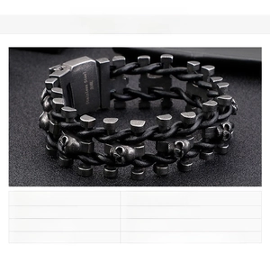 Détail du bracelet tête de mort en acier inoxydable 316L et cuir tressé noir