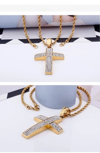 Gros plan détaillé du pendentif croix dorée serti de strass avec chaîne torsadée hip hop