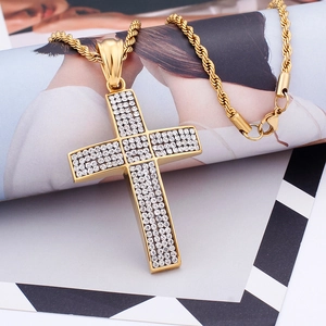 Collier croix dorée hip hop en acier inoxydable avec strass brillants sur magazines