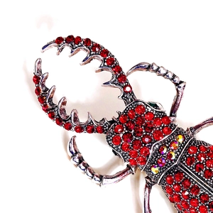 Broche luxueuse scarabée rouge avec forme de lucane et strass rouges vintage