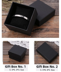 Vues détaillées de boîtes à bijoux en carton kraft noir mat de formes variées sur bois