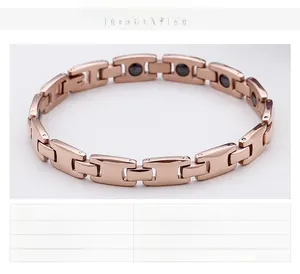 Détail du bracelet à maillons en acier rose doré avec aimants en hématite noire