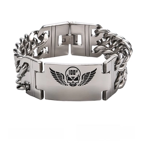Detail eines Vintage Edelstahl-Armbandes im Biker-Stil mit Totenkopf- und Flügel-Emblem
