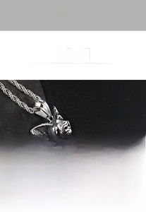 Vue détaillée du pendentif crâne de faucheuse en acier inoxydable de 45mm par 33mm