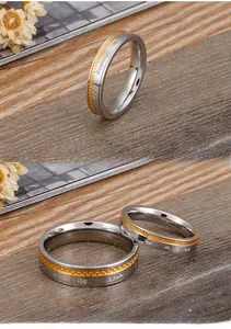 Vue macro détaillée d'une bague bicolore en acier inoxydable avec texture dorée et gravure
