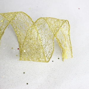 Close-up van gouden mesh kerstlint met glinsterende textuur voor DIY-decoratie