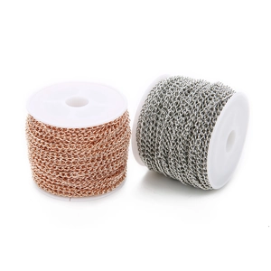 Detailansicht der 2mm Eisen-Panzerketten in Roségold und Silber auf Kunststoffspulen