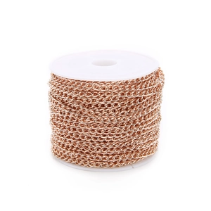 Nahaufnahme der 2mm roségoldenen Eisen-Gliederkette für DIY-Schmuckherstellung
