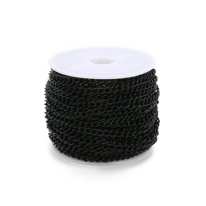 Nahaufnahme der 2mm schwarzen Eisen-Gliederkette auf Rolle für DIY Schmuckherstellung