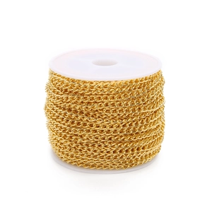 Makroaufnahme einer 2mm glänzenden goldenen Eisen-Gliederkette für DIY-Schmuckzubehör