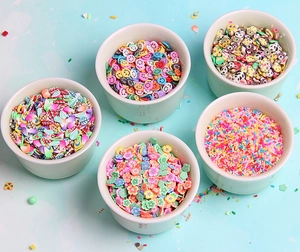 Vue macro de tranches de pâte polymère colorées avec motifs de feuilles et fleurs