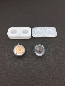 Macro view of spherical silicone resin molds with dried flower pendant examples