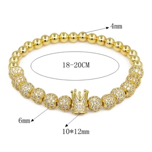 Dettaglio delle perline dorate da 4mm e del ciondolo a corona con zirconi sul bracciale