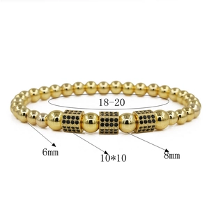 Dettaglio di perline nere opache da 8mm con ciondoli a corona e testa di leone dorati