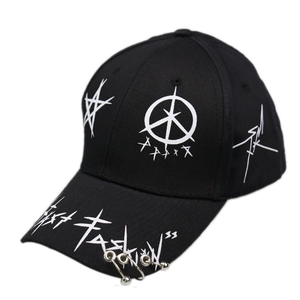 Casquette de baseball noire avec étoiles graffiti blanches et anneaux métalliques sur le bord