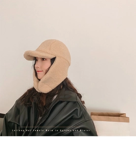 Dettaglio del cappello Leifeng beige in peluche con paraorecchie per il caldo invernale