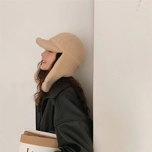 Cappello da aviatore in lana di agnello beige con paraorecchie e visiera da donna