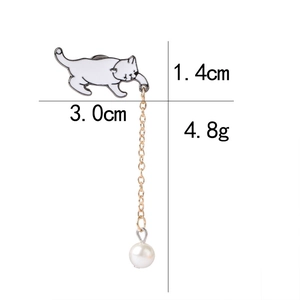 Cartoon white enamel cat brooch with gold chain and pearl pendant, 1.4x3.0cm size