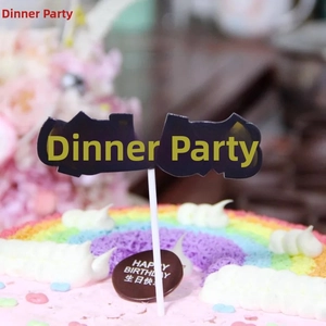 Gros plan d'une décoration de gâteau noire et dorée avec texte chinois sur gâteau