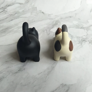 Minimalist resin cat phone holders in black and calico patterns for desk decoration