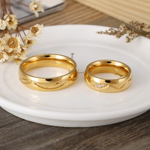 Bagues de couple assorties en acier titane doré avec strass et motif de ligne ondulée