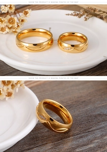 Vue détaillée de bagues de couple plaquées or 18 carats avec motifs à vagues et strass