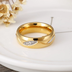 Anello in acciaio inossidabile placcato oro 18K con finitura spazzolata, onde e diamanti