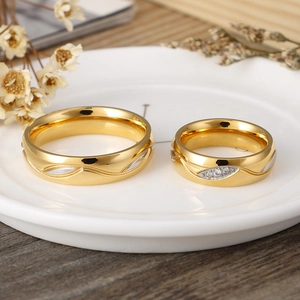 Eleganti anelli per coppia placcati oro 18K con texture a onde e diamanti su piatto