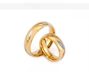 Dettaglio di anelli di coppia da 6mm placcati oro 18K con trama ondulata e diamanti