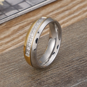 Bague de couple bicolore en acier inoxydable avec zircons blancs sur anneau poli or et argent