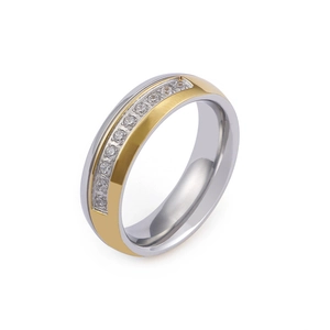Bague polie bicolore en titane avec une rangée centrale de zircons cubiques clairs
